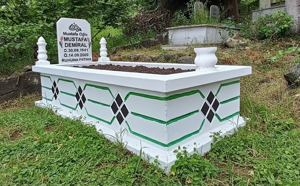 Yeşil Çizgili Siyah Kare  Mezar